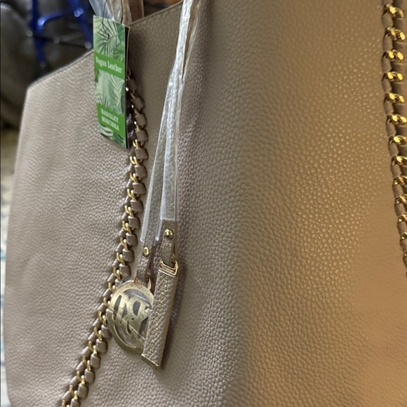 Bagdley Mischka Chic Beige Leather Shoulder Bag with Gold Chain - Picture 10 of 13